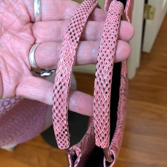 Kim Kardashian pink tote in faux snake print - Picture 13 of 16